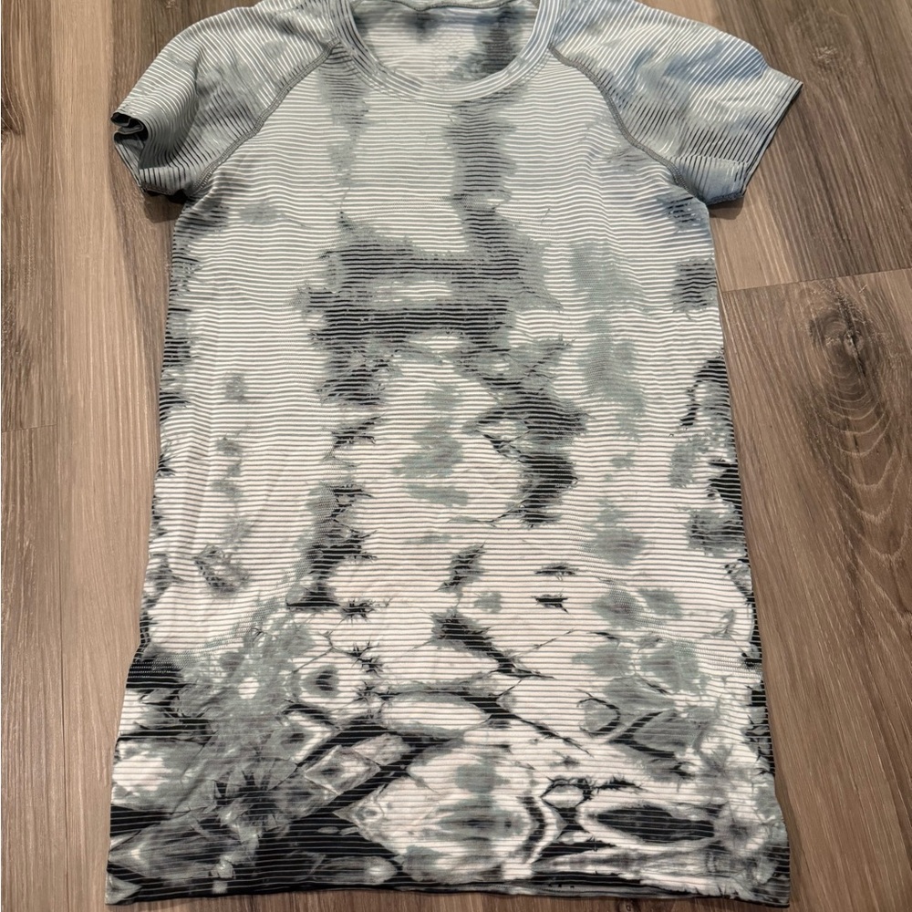 Lulu Swiftly Gray and Black Tie-Dye T-Shirt